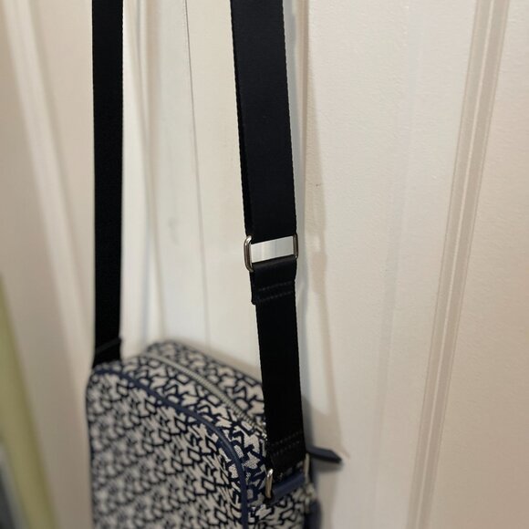 DKNY cute small little carry bag to sling over your shoulder with flair - Picture 2 of 9